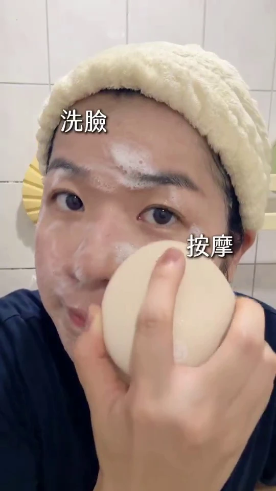 創作者手持溫感洗臉機示範清潔體驗